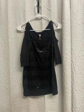 Love Rocks Top Size XL Black Cold Shoulder Sequin V-Neck